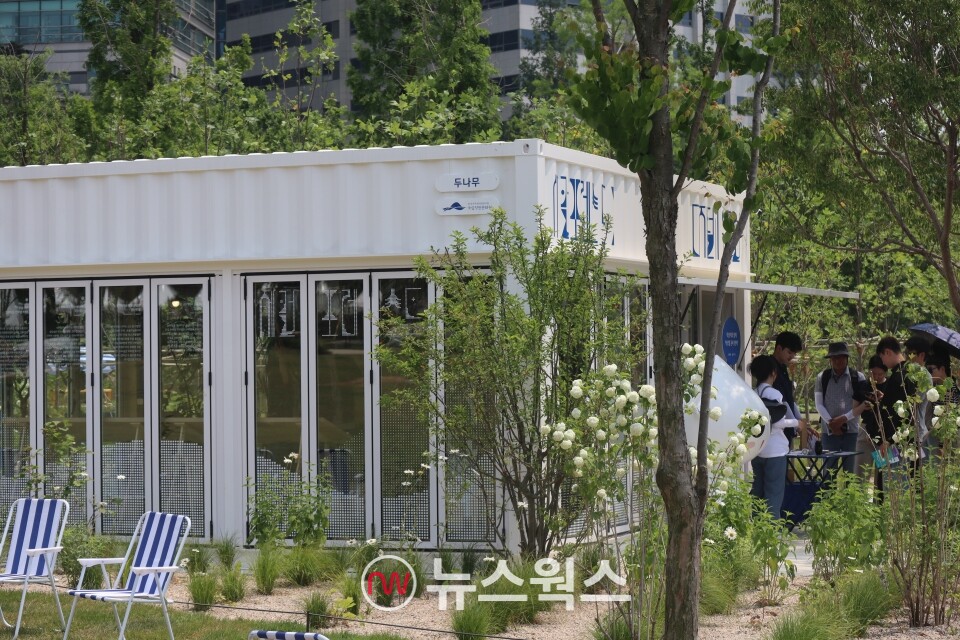 시민들이 두나무가 조성한 '디지털 치유정원' 입장을 기다리고 있다. (사진=박성민 기자)