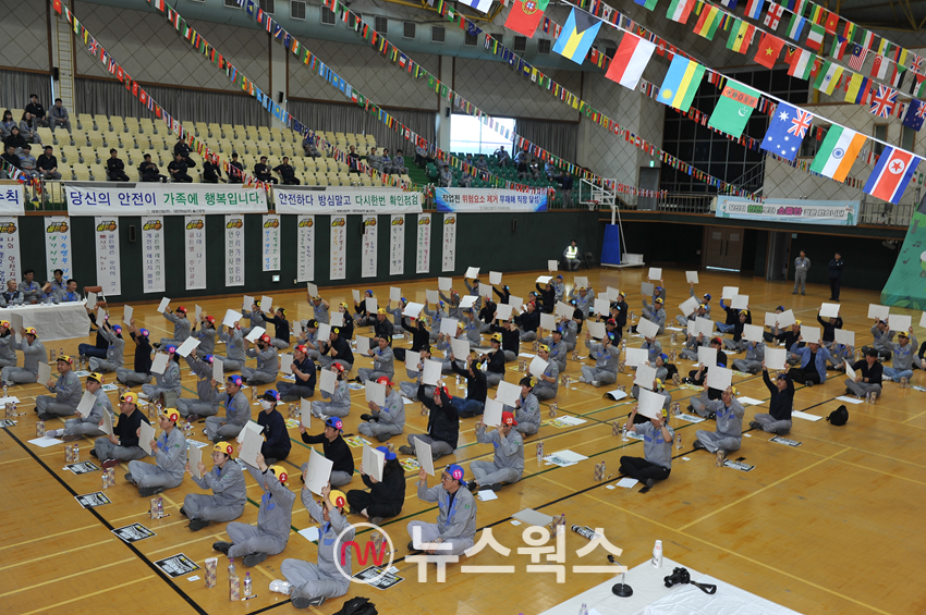 태광그룹 섬유·석유화학 계열사 태광산업과 대한화섬 임직원들이 지난 29일 울산 화섬공장 내 복지회관에서 '2025 산업안전 도전골든벨' 행사에 참여하고 있다. (사진제공=태광산업)