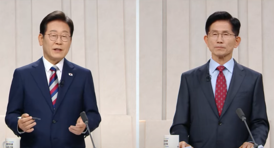 27일 서울 상암동 MBC 스튜디오에서 중앙선거방송토론위원회가 개최한 대선후보 초청 정치 분야 TV 토론에서 이재명(왼쪽) 더불어민주당 대선 후보가 김문수 국민의힘 대선 후보와 질의응답하고 있다. (출처=중앙선거방송토론위원회TV)