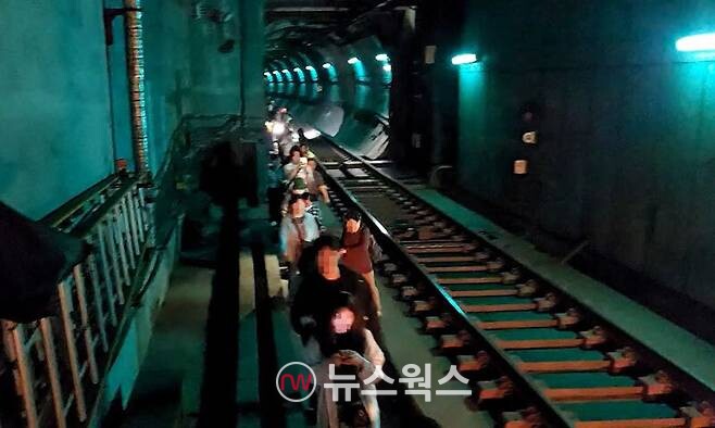 31일 서울지하철 5호선 여의나루~마포역 구간에서 방화로 인한 화재가 발생, 승객들이 열차에서 내려 선로를 따라 대피하고 있다. (사진제공=영등포소방서)