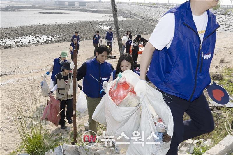 HMM 임직원과 해양경찰 등 봉사자들이 지난 5월 30일 영종도 거잠포해변 일대에서 실시된 해변 정화활동에서 쓰레기를 줍고 있다. (사진제공=HMM)