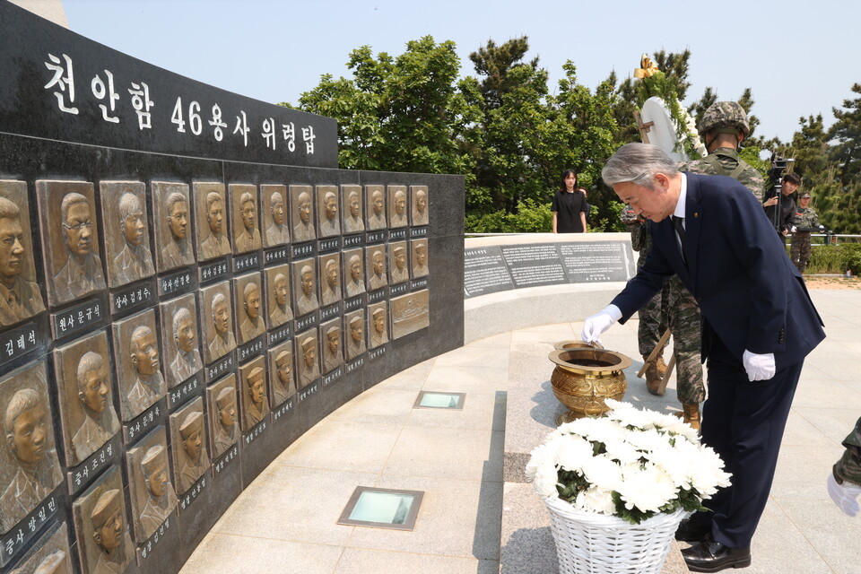 강호동 농협중앙회장이 천안함 46용사 위령탑을 찾아 순국 장병들의 희생정신을 기리고 있다. (사진제공=농협)