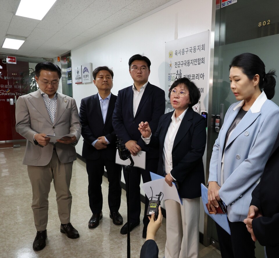 정준호 더불어민주당 중앙선대위 신속대응단 부단장과 소속 의원들이 31일 극우성향 단체의 댓글 조작팀으로 추정되는 서울 종로구 리박스쿨을 항의 방문한 뒤 기자회견을 하고 있다. (사진=뉴스1)