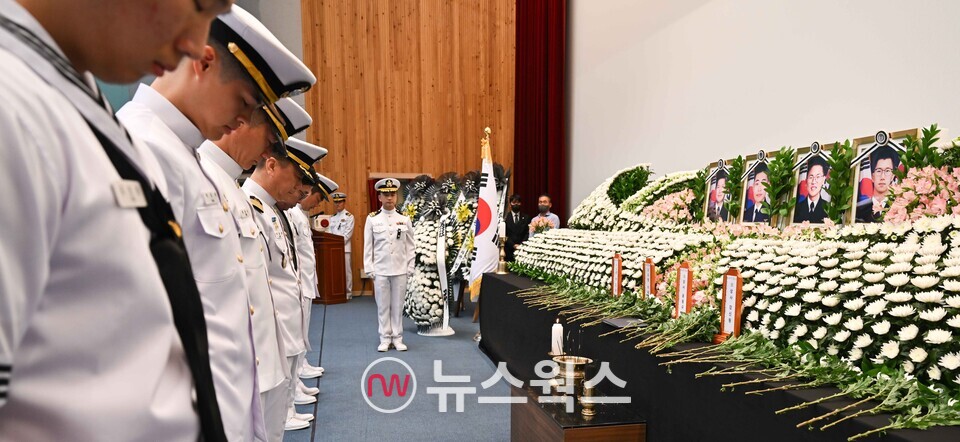 해군이 6월 1일 오전 경북 포항시 해군항공사령부 강당에서 양용모 해군참모총장 주관으로 '해군 P-3CK 917호기 순직자 영결식'을 엄수했다. 해군항공사령부 장병 대표들이 순직자 영정 앞에 헌화 후 묵념을 하고 있다. (사진제공=해군)