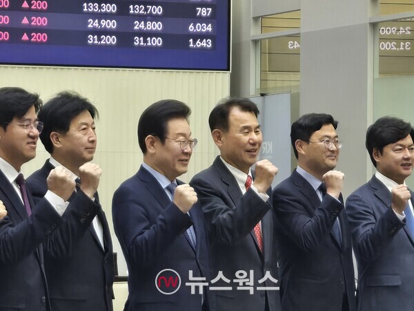 이재명(왼쪽 세 번째) 대통령이 더불어민주당 당 대표 시절인 지난해 11월 28일 서울 여의도 한국거래소에서 열린 '대한민국 주식시장 활성화 테스크포스(TF) 현장간담회'에 참석해 기념사진을 촬영하고 있다. (사진=박성민 기자)