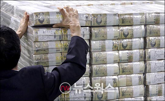 한국은행에 쌓인 돈뭉치를 한 직원이 정리하는 모습. (사진=안광석 기자 DB)