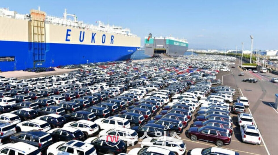 현대차 울산공장 선적 부두에 수출용 자동차들이 대기 중이다. (사진제공=현대자동차)