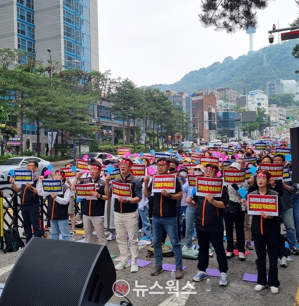 동양·ABL생명 노조 조합원들이 2일 '양사 매각 관련 합동 조합원 총회'에 참석해 우리금융에 인수합병 전 고용 보장 노사 협의를 촉구하고 있다. (사진=손일영 기자)