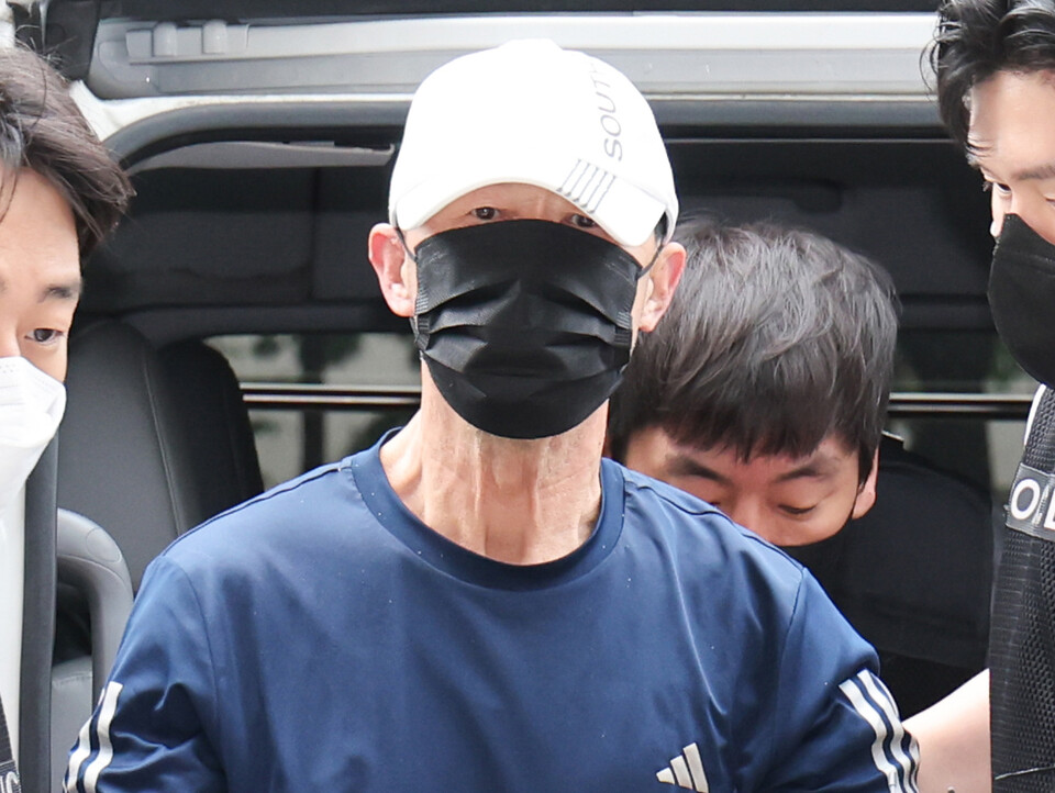 운행 중인 서울지하철 5호선 열차에서 불을 지른 원 모 씨가 2일 서울 양천구 서울남부지법에서 열린 구속 전 피의자 심문(영장실질심사)에 출석하고 있다. (사진=뉴스1)