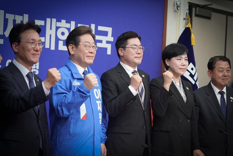 이재명 제21대 대통령 당선인(왼쪽 두 번째), 박찬대 대표 직무대행 겸 원내대표(왼쪽 세 번째), 김민석 최고위원(왼쪽)이 지난 4월 28일 서울 여의도 국회에서 열린 최고위원회의에서 파이팅을 외치며 기념 촬영하고 있다. (출처=박찬대 의원 페이스북)