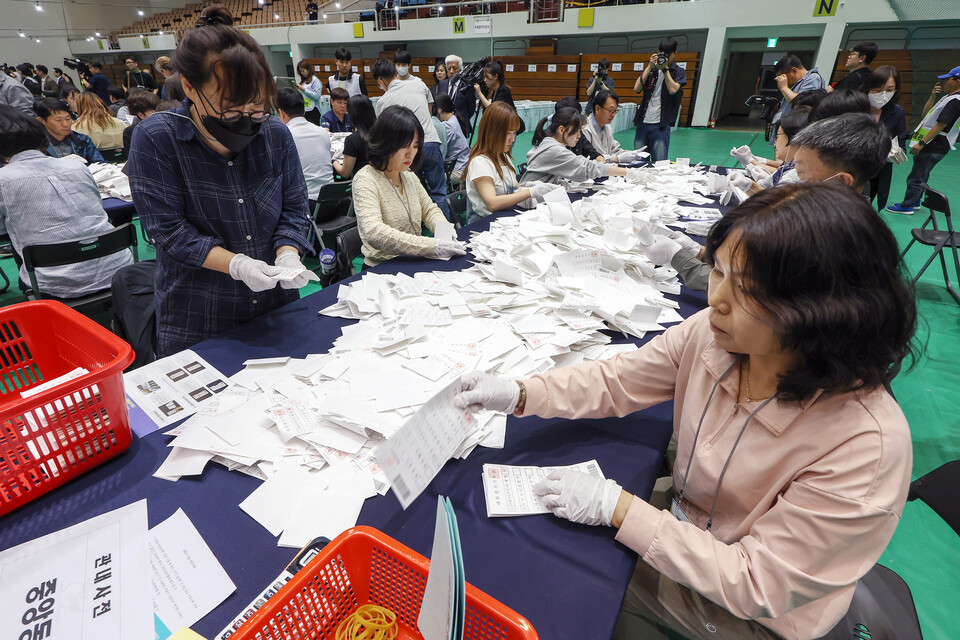 제21대 대통령 선거 투표일인 3일 오후 서울 관악구 서울대학교 체육관에 마련된 개표소에서 선거사무원들이 개표를 시작하고 있다. (사진=뉴스1)