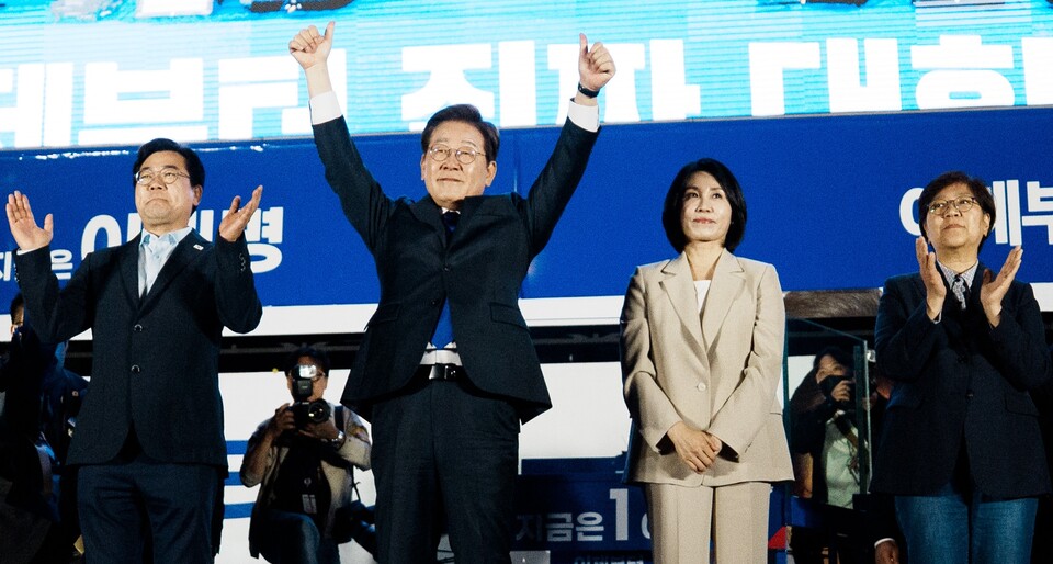 이재명 제21대 대통령 당선인이 4일 서울 여의도 국회 앞에 마련된 민주당 국민개표방송시청 현장을 찾아 지지자들에게 인사하고 있다.(사진=뉴스1)