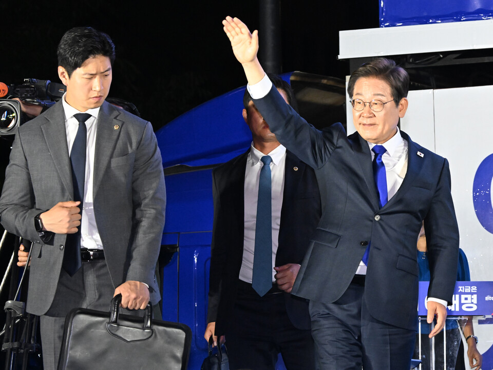 이재명 대통령이 당선이 확정된 후 4일 서울 여의도 국회 앞에 마련된 민주당 국민개표방송시청 현장을 찾아 지지자들에게 인사하고 있다. (사진=뉴스1)