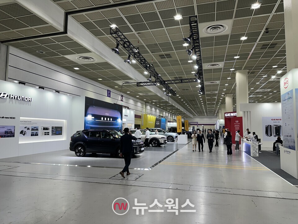 'EV트렌드코리아 2025' 행사장 내 현대자동차 부스와 BYD 부스가 서로 마주 보고 있다. (사진=정현준 기자)