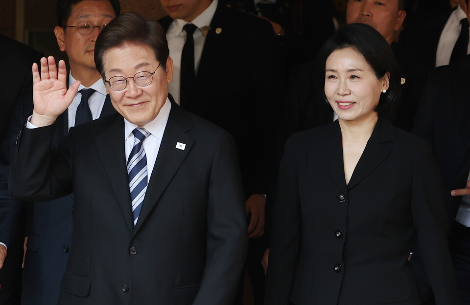 이재명 대통령과 김혜경 여사가 4일 오전 인천시 계양구 자택에서 나오며 환송나온 시민들과 인사를 하고 있다. (사진=뉴스1)