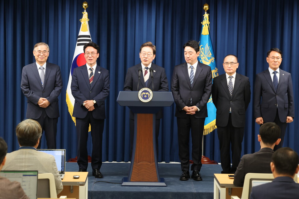 이재명 대통령이 4일 서울 용산구 대통령실 청사 브리핑룸에서 국무총리와 국정원장, 대통령 비서실장 등 인선발표를 하고 있다. 이종석(왼쪽부터) 국정원장 후보자, 김민석 국무총리 후보자, 이재명 대통령, 강훈식 비서실장, 전 통일부장관, 김민석 국무총리 후보자로는 김민석 국회의원, 국정원장 후보자로는 이종석 전 통일부장관이 지명됐다. 대통령 비서실장으로는 강훈식 국회의원, 안보실장에는 위성락 국회의원이 임명됐고, 경호처장은 황인권 전 육군 대장, 대변인은 강유정 국회의원이 임명됐다. 2025.6.4/뉴스1