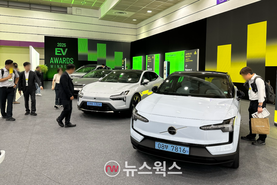 4일 서울 강남구 코엑스 A홀에서 열린 'EV트렌드코리아 2025' 전시장 내 'EV 어워드 특별관'을 찾은 관람객들이 전시 차량을 살펴보고 있다. (사진=정현준 기자)