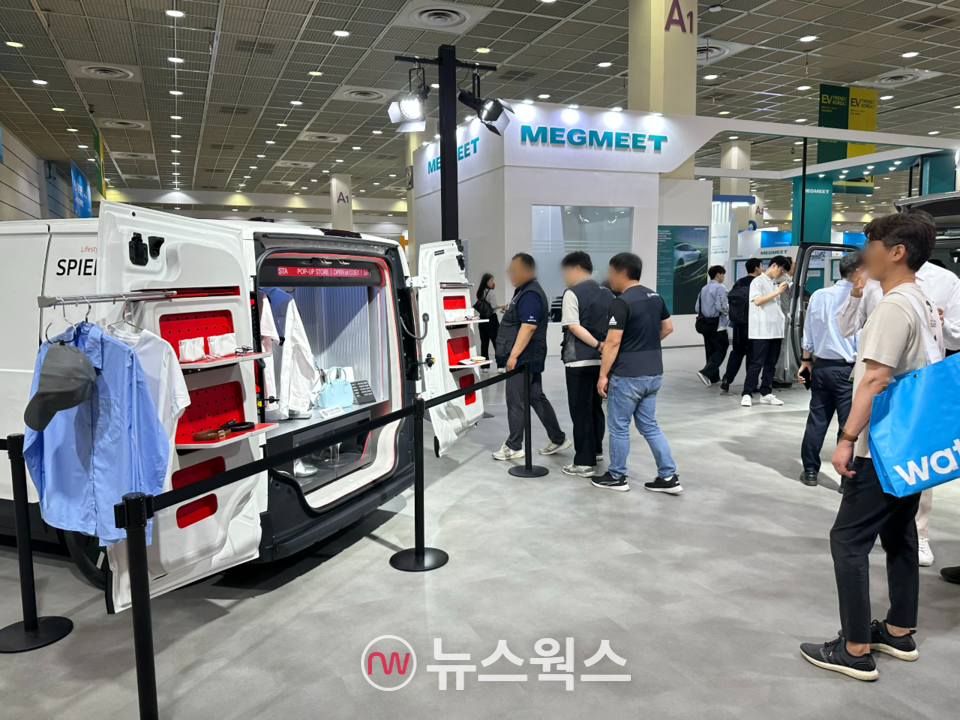 관람객들이 기아가 LG전자와 협력해 제작한 PBV 콘셉트카 'PV5 슈필라움 스튜디오'를 살펴보고 있다. (사진=정현준 기자) 