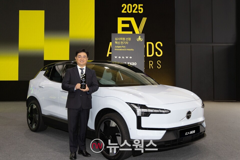 이만식 볼보자동차코리아 전무이사가 EX30 옆에서 기념 촬영을 하고 있다. (사진제공=볼보차코리아)