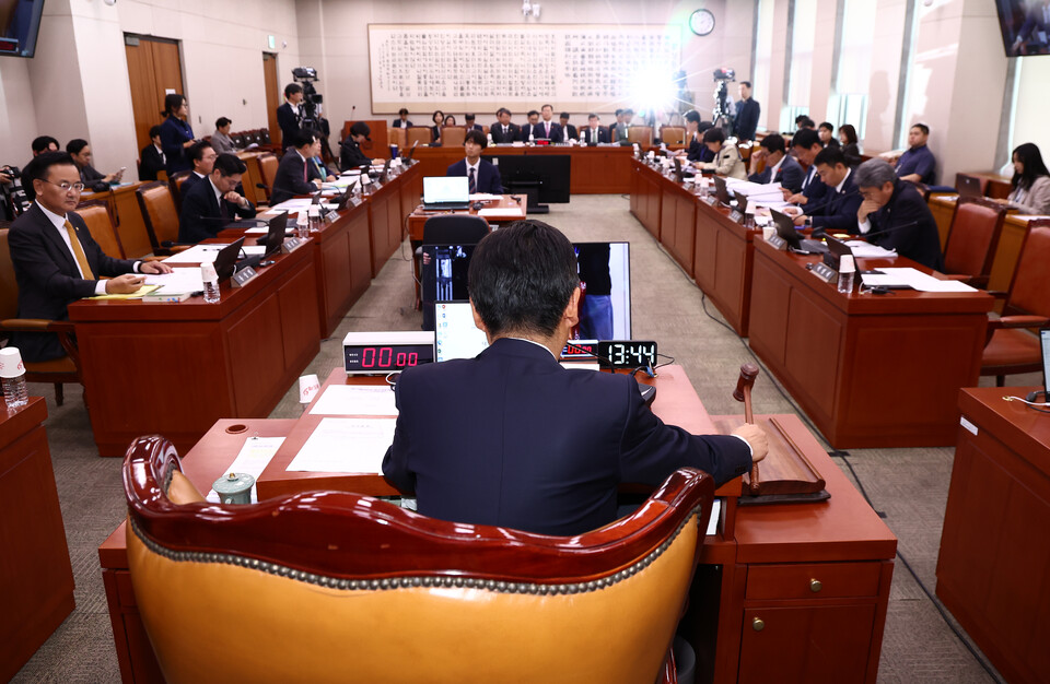 정청래 법제사법위원장이 지난달 2일 오후 국회에서 열린 법제사법위원회 전체회의에서 대통령 당선 시 진행 중인 형사재판 절차를 정지하도록 하는 내용의 형사소송법 개정안을 상정하고 있다. (사진=뉴스1)