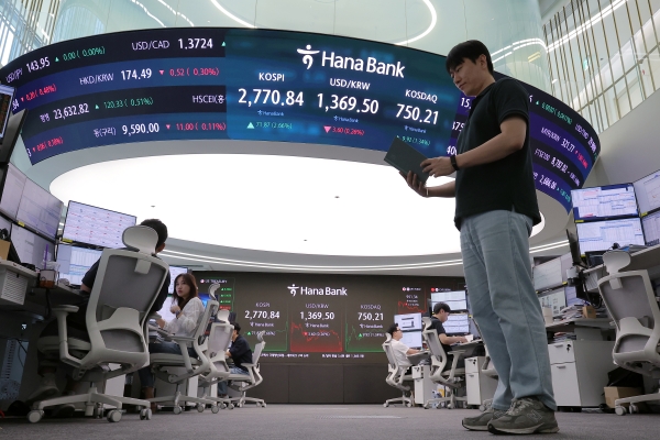 이재명 대통령 취임 첫날인 4일 오후 서울 중구 하나은행 본점 딜링룸 전광판에 증시가 표시되고 있다. (사진=뉴스1)