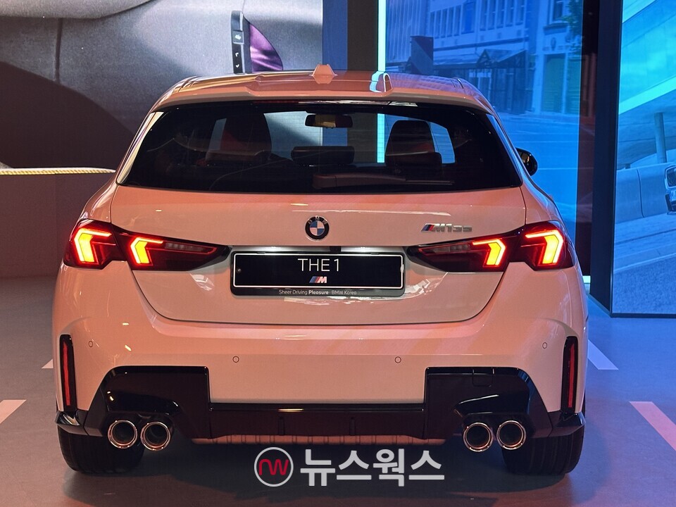 국내 최초로 공개된 더 뉴 1시리즈 고성능 모델인 'M135'의 뒷모습. (사진=정현준 기자)