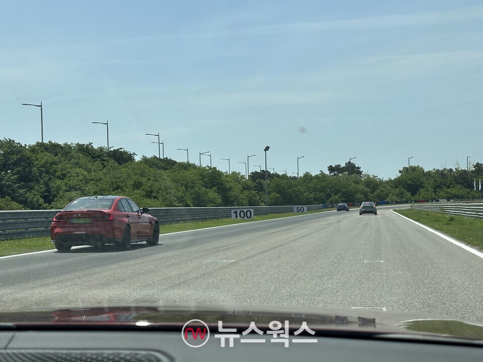 530마력의 'M3 컴페티션' 차량에 탑승해 2.6km 서킷을 질주하고 있다. (사진=정현준 기자)