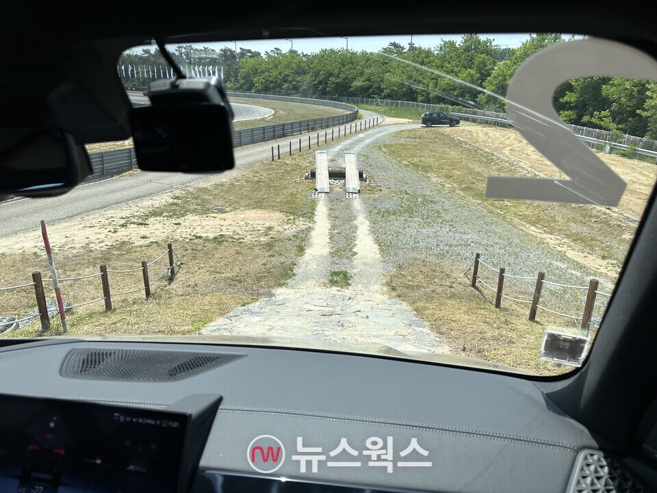 'X5 40i' 오프로드 택시 체험에서는 언덕 코스를 지나며 BMW SUV의 오프로드 주행 능력을 확인할 수 있었다. (사진=정현준 기자)