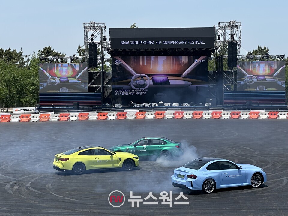 M시리즈 차들이 강렬한 드리프트 퍼포먼스를 펼치고 있다. (사진=정현준 기자)