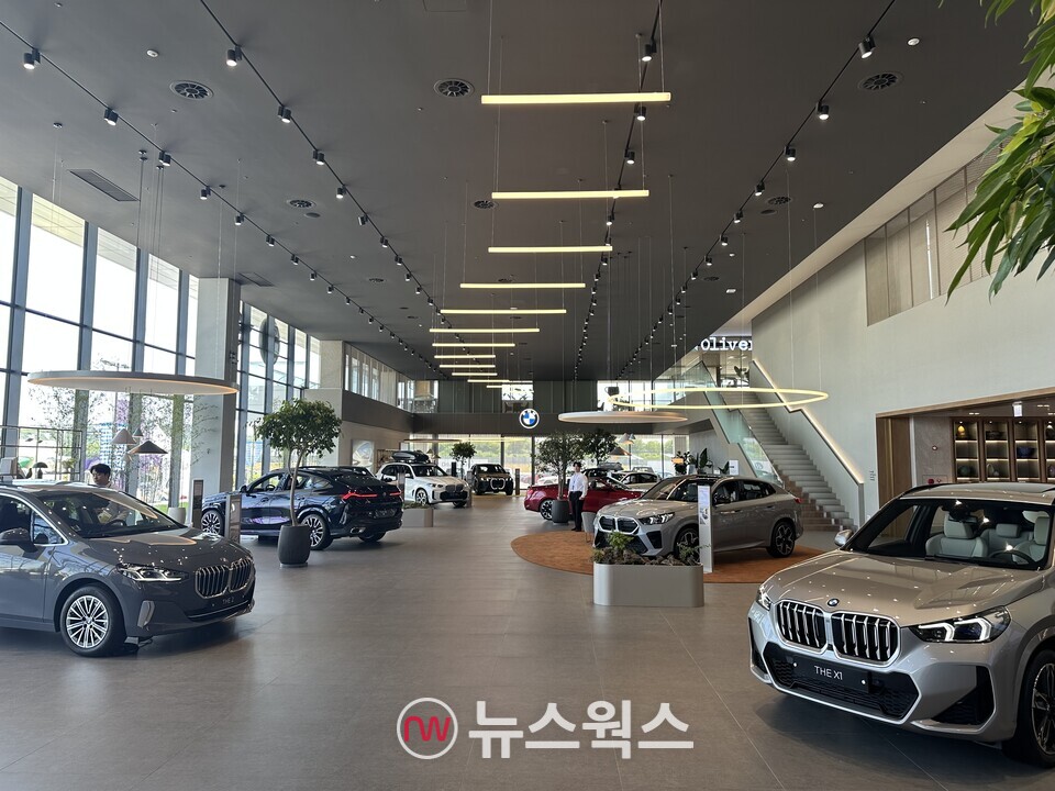 BMW드라이빙센터 내 다양한 BMW 차들이 전시돼 있다. (사진=정현준 기자)