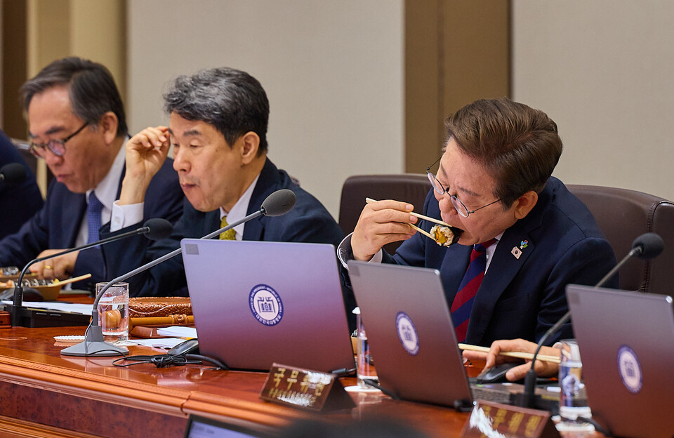 이재명 대통령이 5일 서울 용산구 대통령실 청사에서 열린 국무회의 중 점심으로 김밥을 먹고 있다. (사진=뉴스1)