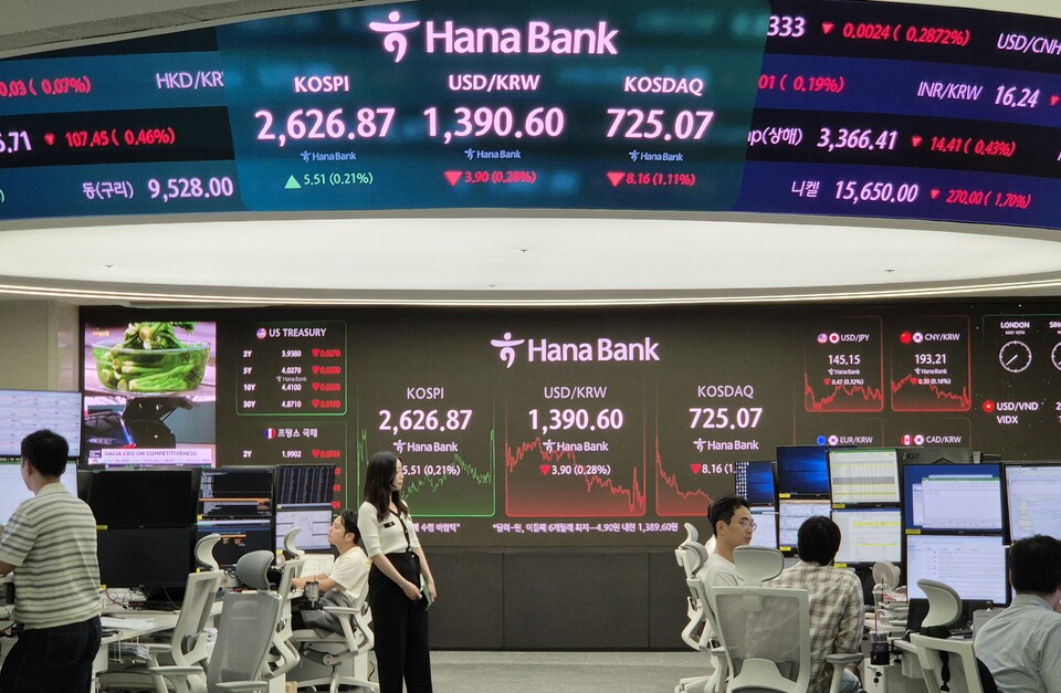 서울 중구 하나은행 딜링룸에서 직원들이 업무를 보고 있다. (사진제공=하나은행)