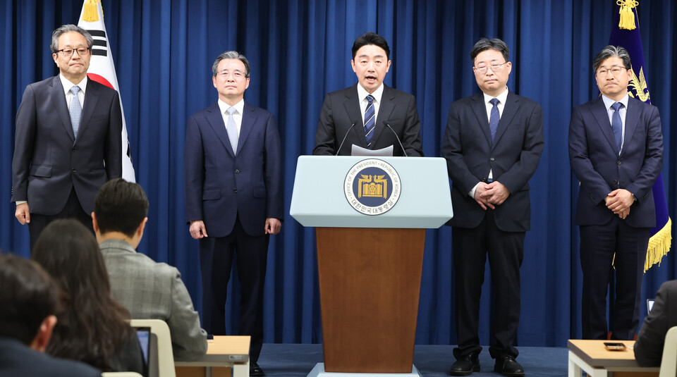 강훈식 대통령 비서실장이 6일 서울 용산구 대통령실 청사에서 대통령실 조직개편안 및 1차 인선 발표을 하고 있다. 왼쪽부터 문진영 사회수석, 김용범 정책실장, 강 비서실장, 하준경 경제성장수석, 류덕현 수석급 재정기획보좌관. (사진=뉴스1)