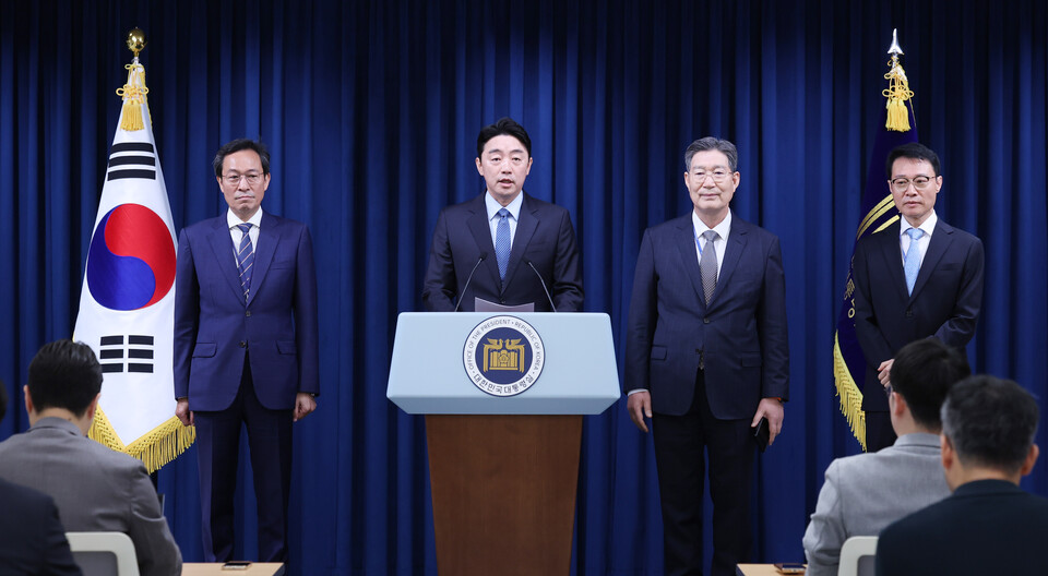 강훈식 대통령 비서실장이 8일 서울 용산구 대통령실 청사에서 수석급 인선 발표를 하고 있다. 이재명 대통령은 대통령실 정무수석비서관에 우상호 전 더불어민주당 의원을, 민정수석비서관과 홍보수석비서관에 오광수 대륙아주 변호사와 이규연 전 JTBC 대표를 임명했다고 강 비서실장이 이날 브리핑을 통해 밝혔다. 왼쪽부터 우상호 전 의원, 강훈식 비서실장, 오광수 변호사, 이규연 전 JTBC 대표.(사진=뉴스1)