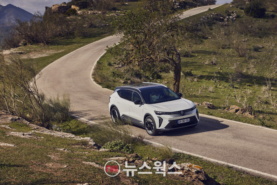 르노 '세닉 E-Tech 100% 일렉트릭'가 도로를 주행하고 있다. (사진제공=르노코리아)