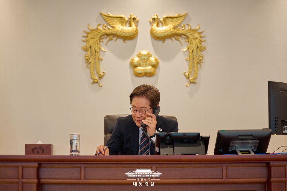 이재명 대통령이 9일 서울 용산구 대통령실 청사 집무실에서 이시바 시게루 일본 총리와 전화 통화를 하고 있다. (대통령실 제공. 재판매 및 DB 금지) 2025.6.9/뉴스1