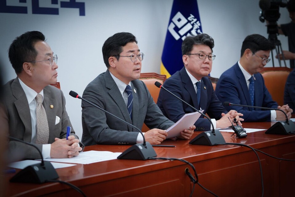 박찬대(왼쪽 두 번째) 더불어민주당 당대표 직무대행 겸 원내대표가 10일 서울 여의도 국회에서 열린 원내대책회의에서 발언하고 있다. (출처=박찬대 의원 페이스북)