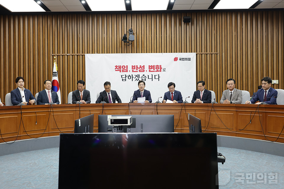 권성동(왼쪽 다섯 번째) 원내대표가 10일 국회에서 열린 원내대책회의에서 발언하고 있다. (사진제공=국민의힘)