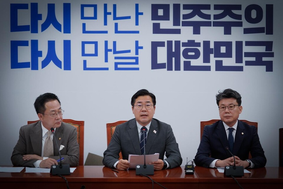 박찬대(가운데) 더불어민주당 당대표 직무대행 겸 원내대표가 10일 서울 여의도 국회에서 열린 원내대책회의에서 발언하고 있다. (출처=박찬대 의원 페이스북)