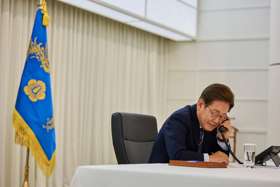 이재명 대통령이 지난 6일 대통령실 관저에서 도널드 트럼프 미국 대통령과 전화 통화를 하고 있다. (사진=뉴스1)