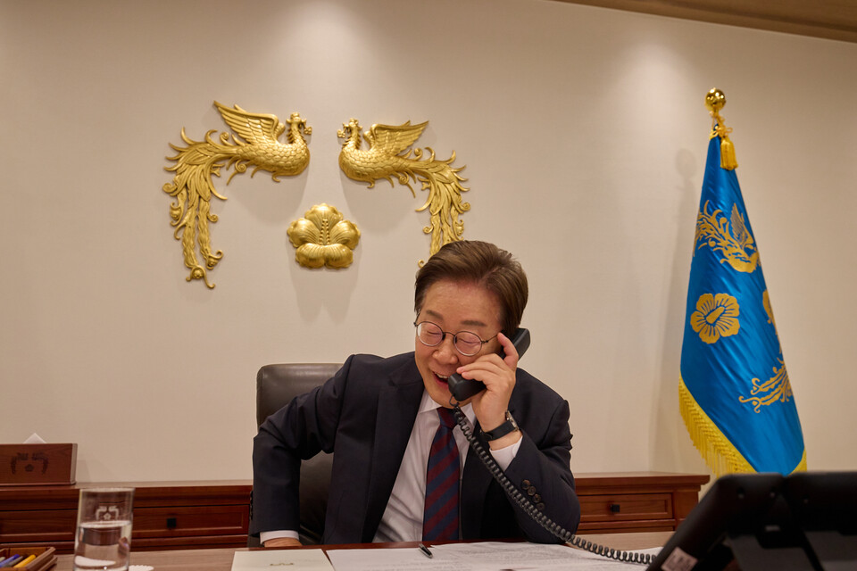 이재명 대통령이 10일 서울 용산구 대통령실 청사 집무실에서 시진핑 중국 국가주석과 전화 통화를 하고 있다. (사진=뉴스1)