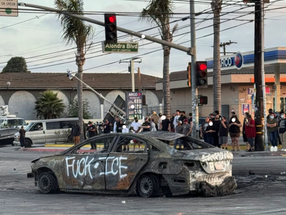 LA에서 벌어진 대규모 시위에서 불에 탄 자동차가 방치돼 있다. (출처=LA-People's City Council 엑스)