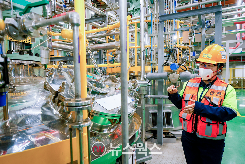 노수진 광양 포스코퓨처엠 전구체 공장장이 생산설비를 소개하고 있다. (사진제공=포스코퓨처엠)