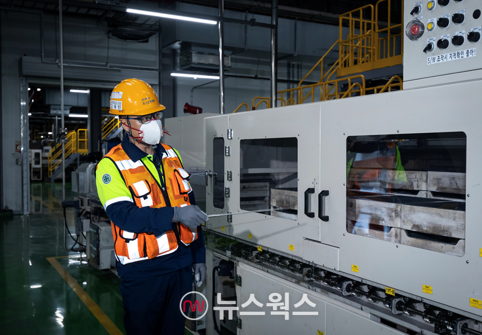포스코퓨처엠이 10일 연산 4만5000톤 규모의 광양 전구체 공장을 준공한 가운데, 한 직원이 제조 공정을 확인하고 있다. (사진제공=포스코퓨처엠)