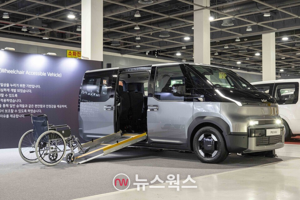 기아 'PV5 WAV'가 '제20회 대한민국 보조공학기기 박람회'에 전시돼 있다. (사진제공=기아)