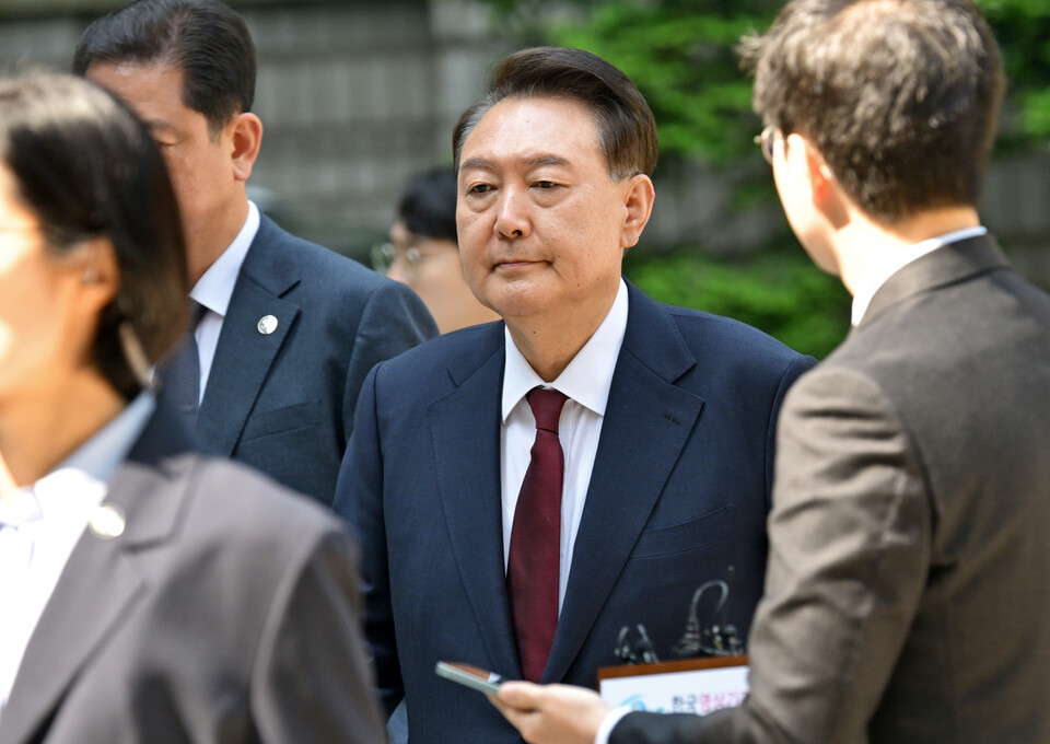 윤석열 전 대통령이 지난달 12일 오전 서울 서초구 중앙지방법원에서 열린 내란 우두머리 혐의, 직권남용 권리행사방해 혐의 사건 3차 공판에 출석하고 있다. (사진=뉴스1)