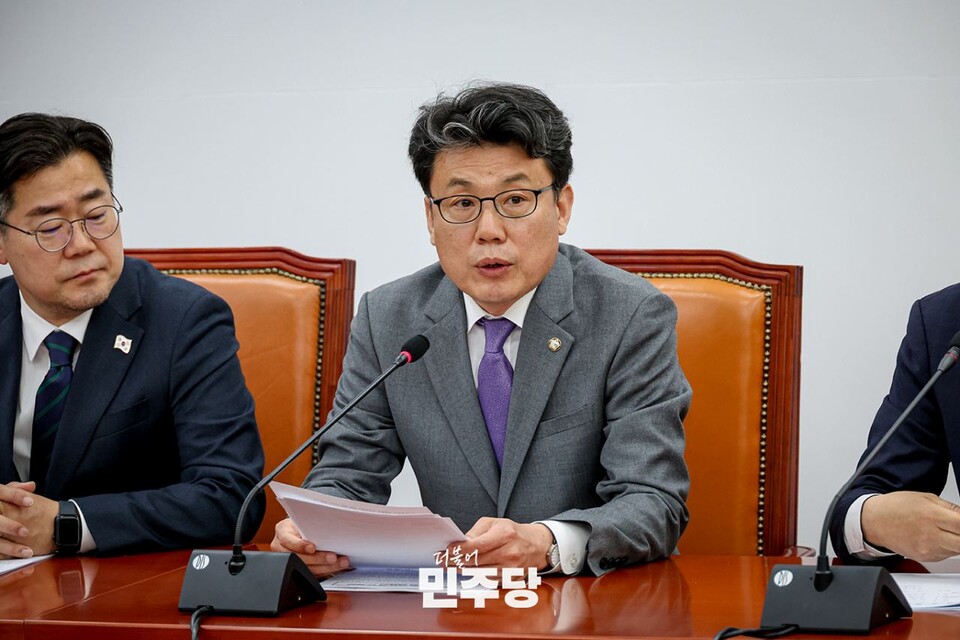 진성준 더불어민주당 정책위의장이 지난 10일 국회 본청 원내대표회의실에서 열린 정책조정회의에서 발언하고 있다. (사진제공=민주당)