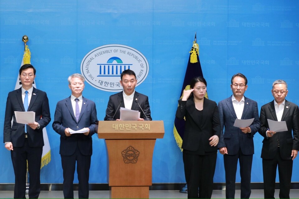 장경태(왼쪽부터)·민형배·김용민·강준현·김문수 더불어민주당 의원이 11일 서울 여의도 국회 소통관에서 검찰청법 폐지법안, 공소청 신설법안 등 검찰개혁을 위해 발의한 법안들에 대해 설명하고 있다. (출처=김용민 의원 페이스북)