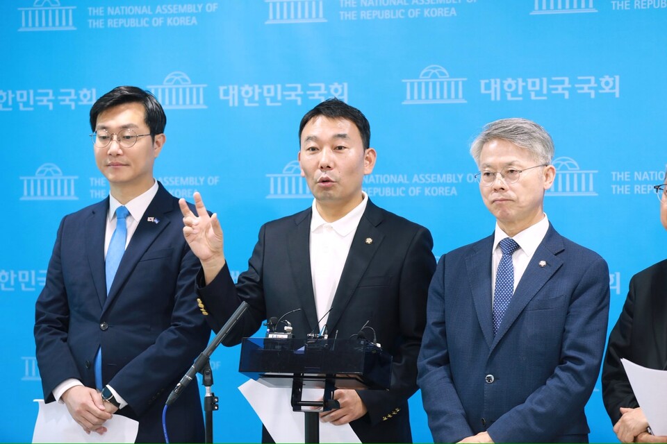 장경태(왼쪽부터)·김용민·민형배 더불어민주당 의원이 11일 서울 여의도 국회 소통관에서 '검찰개혁 법안 발의' 기자회견 직후 기자들의 질문에 답변하고 있다. (출처=김용민 의원 페이스북)