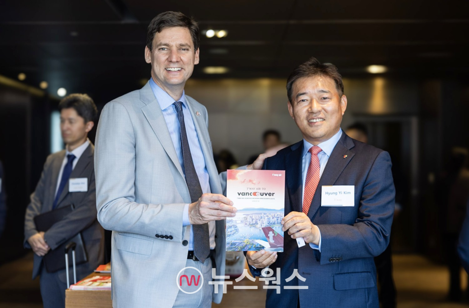 지난 9일 열린 'B.C. 비즈니스 네트워킹 오찬'에서 데이비드 이비(왼쪽) 캐나다 브리티시 컬럼비아주 수상과 김형이 티웨이항공 경영본부장이 기념사진을 촬영하고 있다. (사진제공=티웨이항공)